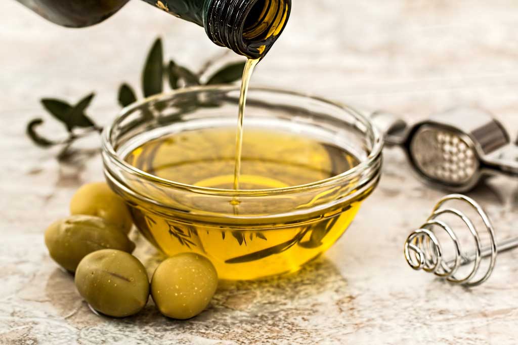 Olive oil and wholegrains 'lower heart disease risk'
